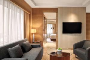 DoubleTree by Hilton Johor Bahru的电视和/或娱乐中心