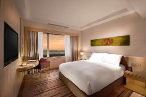 DoubleTree by Hilton Johor Bahru的电视和/或娱乐中心