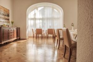 Augustenhof في باد إلستر: غرفة طعام مع طاولة وكراسي ونافذة