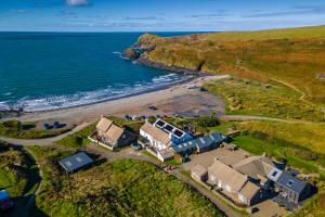 - une vue aérienne sur une maison à côté de l'océan dans l'établissement Beach Cottage, à Haverfordwest