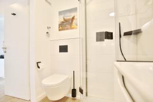 Et badeværelse på Wohnpark Niendorf 13 Wohnpark Niendorf Appartement 6 + 13 billeder