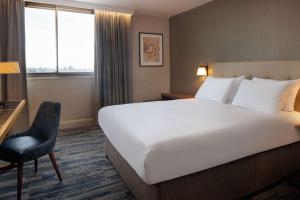 Postel nebo postele na pokoji v ubytování Hilton Leeds City