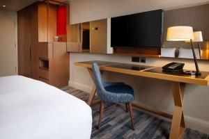 TV a/nebo společenská místnost v ubytování Hilton Leeds City
