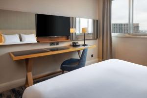 TV a/nebo společenská místnost v ubytování Hilton Leeds City