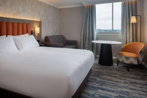 Postel nebo postele na pokoji v ubytování Hilton Leeds City