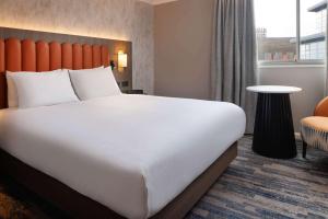 Postel nebo postele na pokoji v ubytování Hilton Leeds City