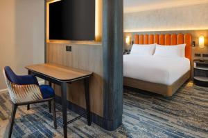 Postel nebo postele na pokoji v ubytování Hilton Leeds City