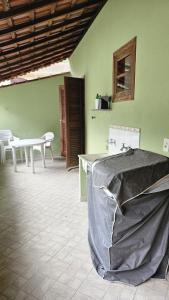une pièce avec des chaises et une table avec une bâche dessus dans l'établissement Casa da Vila, Charme e Conforto no Coração de Visconde de Mauá, à Visconde de Mauá 6 autres photos