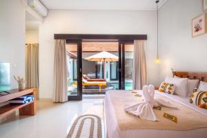 Un dormitorio con dos camas y una sala de estar. en Villa O'Anne II, en Seminyak 21 fotos más