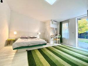 a bedroom with a bed and a green carpet at Pensiunea Damir Arad in Arad