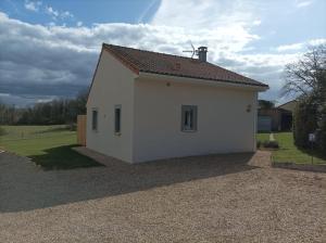 a small white house with a gravel driveway at " L'instant Nid d'où " , Spa et Luxe Intime in Baneuil