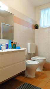 A bathroom at Villaggio Laura