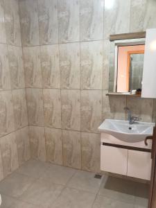 une salle de bain avec un lavabo et un miroir dans l'établissement Kanyonpark Konaklama ve Restoran, à Demirci 59 autres photos