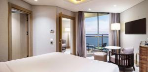 Postel nebo postele na pokoji v ubytování Mersin HiltonSA