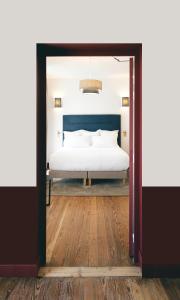 Letto o letti in una camera di Villa Lorenzo Chambres & Restaurant Barcelonnette Hotel