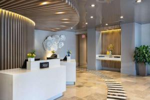 Zona de hol sau recepție la Hilton Bentley Miami South Beach +82 fotografii