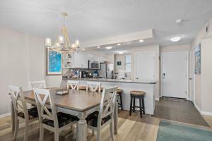 Dapur atau dapur kecil di Seabatical-oceanfront -pools ,hot Tub, Sauna #203