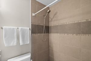 Bilik mandi di Seabatical-oceanfront -pools ,hot Tub, Sauna #203