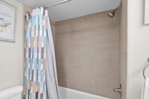 Bilik mandi di Seabatical-oceanfront -pools ,hot Tub, Sauna #203