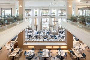 Un restaurante o sitio para comer en Hilton Malta