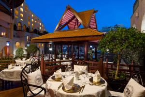 Un restaurante o sitio para comer en Hilton Malta