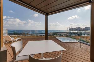 Un balcón o terraza de Hilton Malta