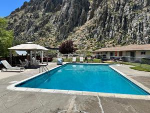a swimming pool with a mountain in the background at Meadowcliff Lodge Coleville in Coleville