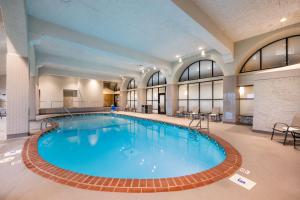 Bazén v ubytování Embassy Suites by Hilton Bloomington/Minneapolis nebo v jeho okolí