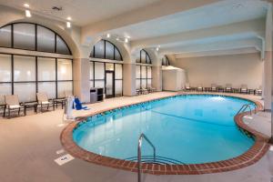 Bazén v ubytování Embassy Suites by Hilton Bloomington/Minneapolis nebo v jeho okolí