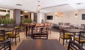 Posezení v ubytování Embassy Suites by Hilton Bloomington/Minneapolis