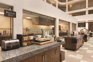Kuchyň nebo kuchyňský kout v ubytování Embassy Suites by Hilton Bloomington/Minneapolis