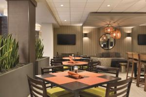 Posezení v ubytování Embassy Suites by Hilton Bloomington/Minneapolis