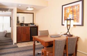Kuchyň nebo kuchyňský kout v ubytování Embassy Suites by Hilton Bloomington/Minneapolis