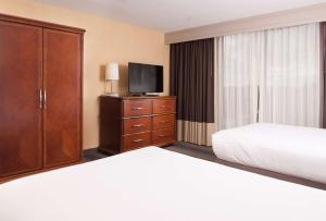 Postel nebo postele na pokoji v ubytování Embassy Suites by Hilton Bloomington/Minneapolis
