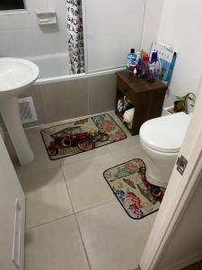 RengoにあるCasa Fanyのトイレと洗面台付きのバスルーム