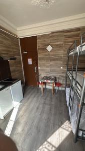 a room with a table and two bunk beds at Simple stay-centre ville au calme in Nice