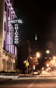 芝加哥的住宿－芝加哥西環酒店，夜间大楼一侧的酒店标志