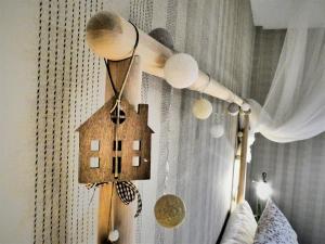 una camera da letto con decorazioni della casa sul muro di Logrocity Corazon de Logroño PARKING PRIVADO GRATIS a Logroño