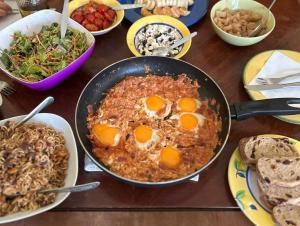 un tavolo con una pentola di cibo con dentro le uova di Casa Pereiro a Monte de Jangeis de Cima Altre 17 foto