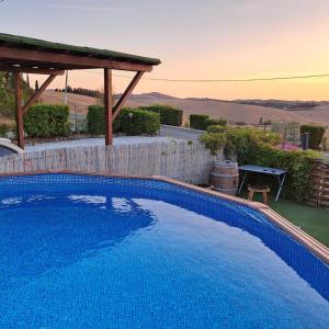 - une piscine dans une cour avec une table de pique-nique dans l'établissement La casina dei Praticelli, à Castelfiorentino
