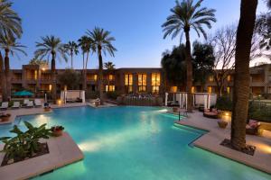 Bazén v ubytování DoubleTree by Hilton Paradise Valley Resort Scottsdale nebo v jeho okolí