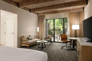 TV a/nebo společenská místnost v ubytování DoubleTree by Hilton Paradise Valley Resort Scottsdale