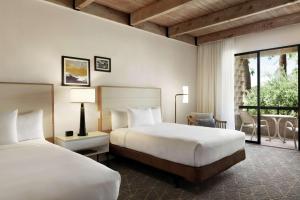 Postel nebo postele na pokoji v ubytování DoubleTree by Hilton Paradise Valley Resort Scottsdale