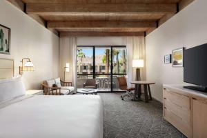 Postel nebo postele na pokoji v ubytování DoubleTree by Hilton Paradise Valley Resort Scottsdale