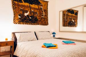 ボローニャにあるMascarella Suite Homeのベッドルーム1室(ベッド1台、タオル2枚付)