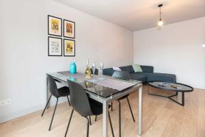 ein Wohnzimmer mit einem Tisch und einem Sofa in der Unterkunft Cozy 2 Bedroom Waterloo London Bridge in London