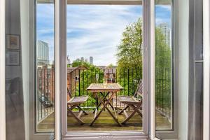 Blick auf einen Balkon mit Tisch und Stühlen in der Unterkunft Cozy 2 Bedroom Waterloo London Bridge in London