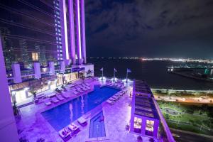 A piscina localizada em Hilton Panama ou nos arredores