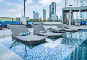 A piscina localizada em Hilton Panama ou nos arredores