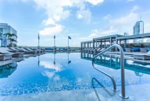 A piscina localizada em Hilton Panama ou nos arredores